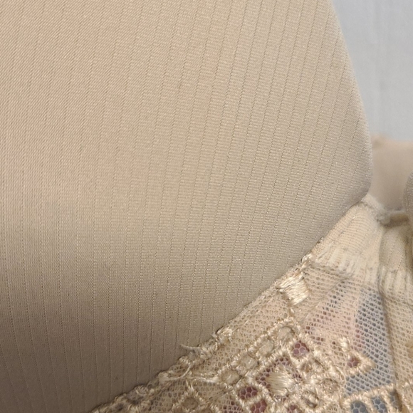 Lou Paris nude bra - Picture 5 of 7